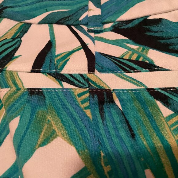 New York Company, The Audrey, Slim Crop Pants, size 2. - Picture 8 of 9